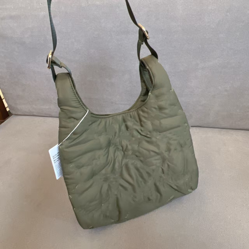 Quilty Pleasures Mini Geantă de umăr pentru femei Quilted (Material compozit; formă pătrată verticală; închidere magnetică; buzunare interioare: fermoar, telefon, documente; căptușeală poliester-bumbac)