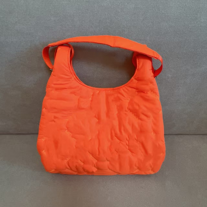 Quilty Pleasures Mini Geantă de umăr pentru femei Quilted (Material compozit; formă pătrată verticală; închidere magnetică; buzunare interioare: fermoar, telefon, documente; căptușeală poliester-bumbac)