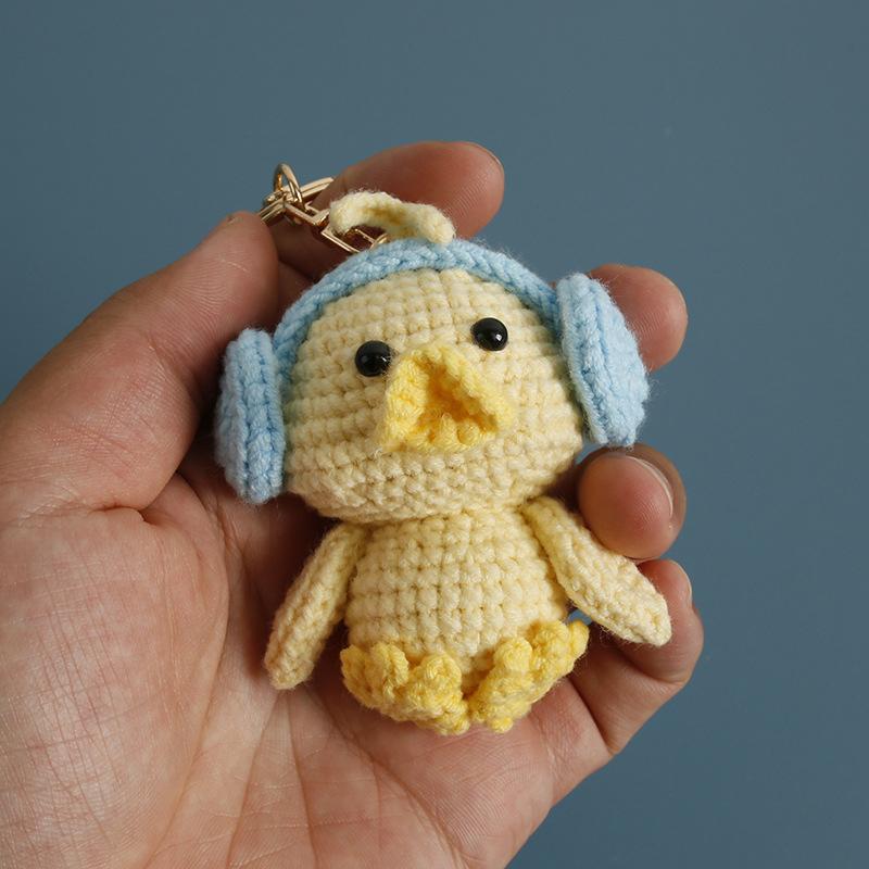 Papusa de rață croșetată manual pentru telefon, material lână, formă: pandantiv pentru chei, stil desen animat, vară 2025