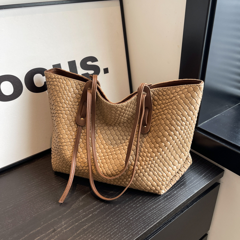Tote táska – PU denim, cipzár, vízszintes négyszögletes forma, poliészter bélés, belső telefontartó zseb, egy vállpánt