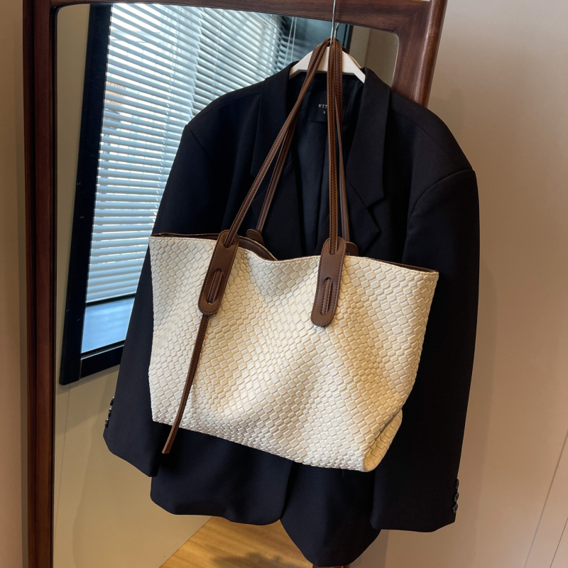Tote táska – PU denim, cipzár, vízszintes négyszögletes forma, poliészter bélés, belső telefontartó zseb, egy vállpánt
