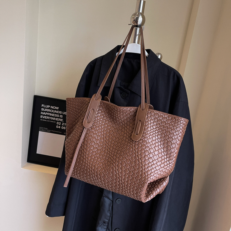 Tote táska – PU denim, cipzár, vízszintes négyszögletes forma, poliészter bélés, belső telefontartó zseb, egy vállpánt