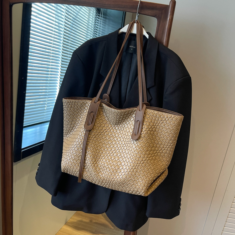 Tote táska – PU denim, cipzár, vízszintes négyszögletes forma, poliészter bélés, belső telefontartó zseb, egy vállpánt