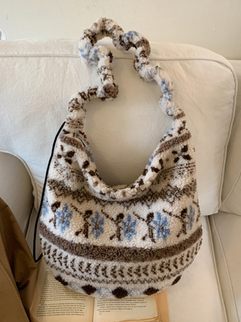 Crossbody kosár formájú táska, városi minimalist stílus, poliészter anyag, cipzáras záródás, vízszintes négyzetes sziluett