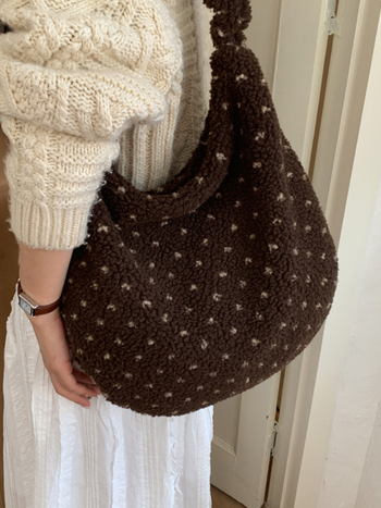 Crossbody kosár formájú táska, városi minimalist stílus, poliészter anyag, cipzáras záródás, vízszintes négyzetes sziluett