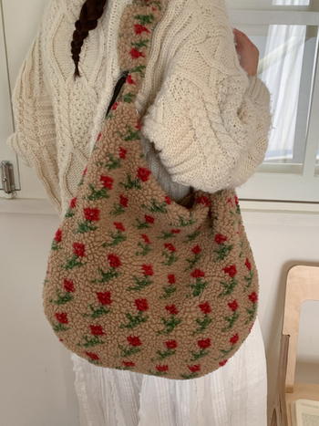 Crossbody kosár formájú táska, városi minimalist stílus, poliészter anyag, cipzáras záródás, vízszintes négyzetes sziluett