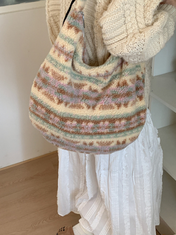 Crossbody kosár formájú táska, városi minimalist stílus, poliészter anyag, cipzáras záródás, vízszintes négyzetes sziluett
