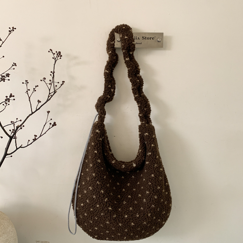 Crossbody kosár formájú táska, városi minimalist stílus, poliészter anyag, cipzáras záródás, vízszintes négyzetes sziluett
