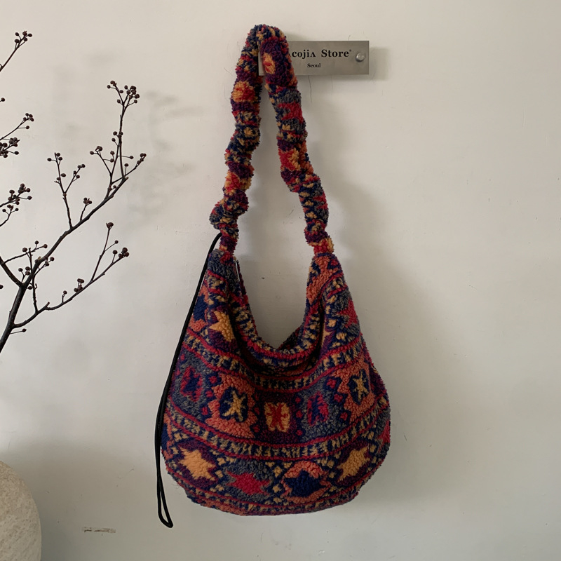 Crossbody kosár formájú táska, városi minimalist stílus, poliészter anyag, cipzáras záródás, vízszintes négyzetes sziluett