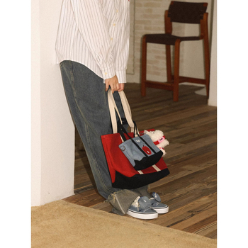 Plátená Tote taška - horizontálny štvorcový tvar, zips otvorenie, vnútorné vrecko na telefón, trojrozmerný vonkajší vzhľad, jeden ramenný popruh