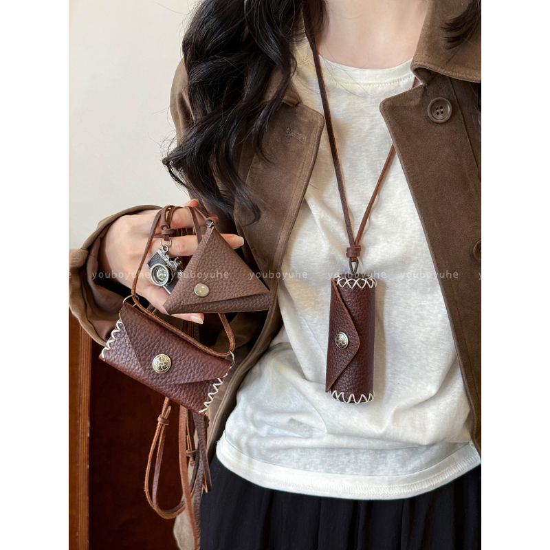 Огърлица с кожена връв от кравешка кожа и медна висулка, Инст стил, есен 2025