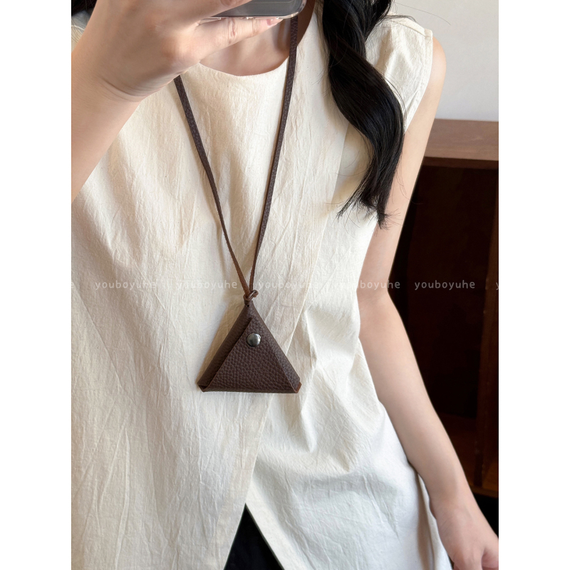 Огърлица с кожена връв от кравешка кожа и медна висулка, Инст стил, есен 2025