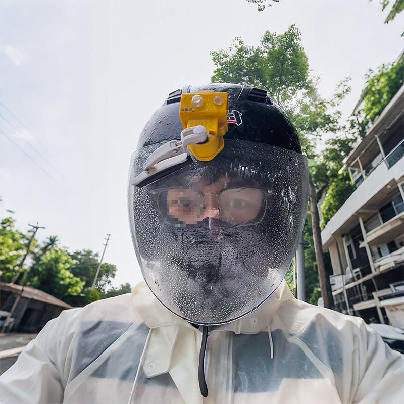 Kaciga za bicikl s potpuno automatskim brisačem kiše i lampom za upozorenje