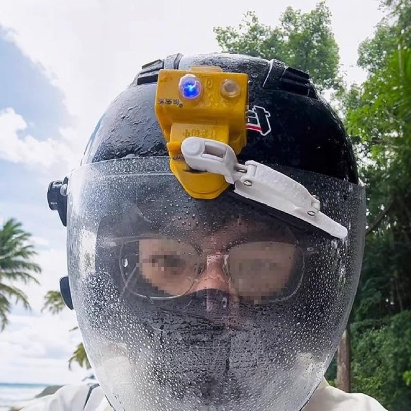 Kaciga za bicikl s potpuno automatskim brisačem kiše i lampom za upozorenje
