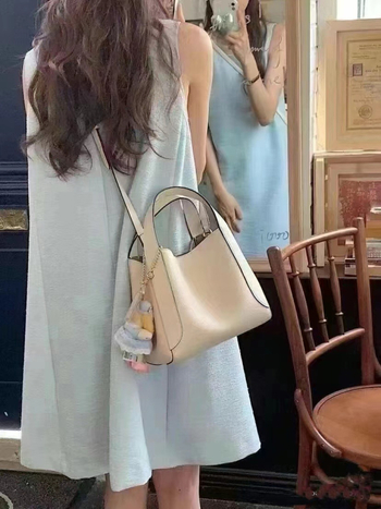 Kožna bucket torba s Li-grain teksturom, magnetsko zatvaranje, poliester podstava