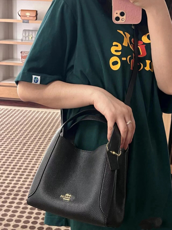 Kožna bucket torba s Li-grain teksturom, magnetsko zatvaranje, poliester podstava