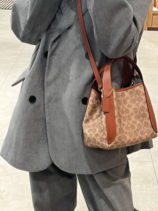 Kožna bucket torba s Li-grain teksturom, magnetsko zatvaranje, poliester podstava