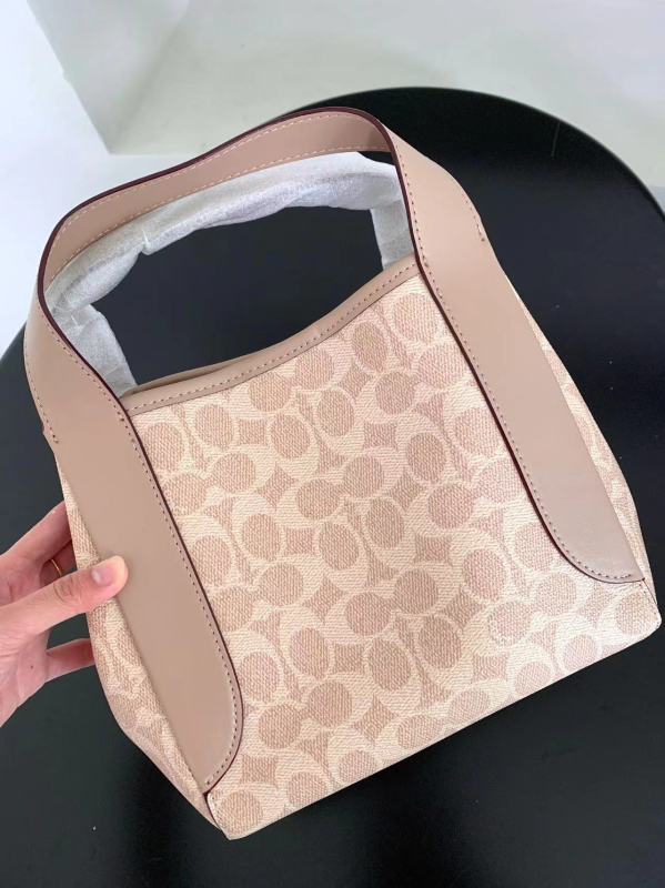 Kožna bucket torba s Li-grain teksturom, magnetsko zatvaranje, poliester podstava