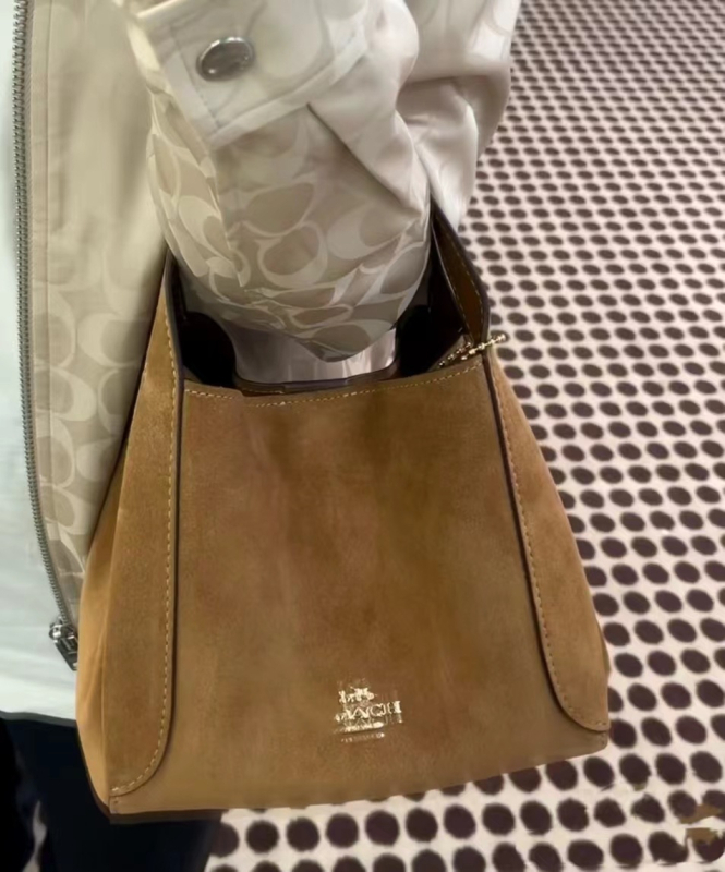 Kožna bucket torba s Li-grain teksturom, magnetsko zatvaranje, poliester podstava