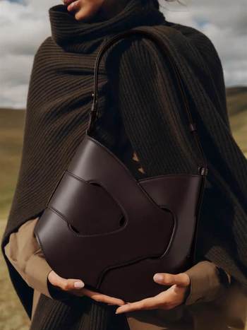 Bucket táska természetes bőrből, városi minimalist stílus, szövött dizájn, cipzáras zárás