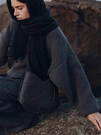 Bucket táska természetes bőrből, városi minimalist stílus, szövött dizájn, cipzáras zárás
