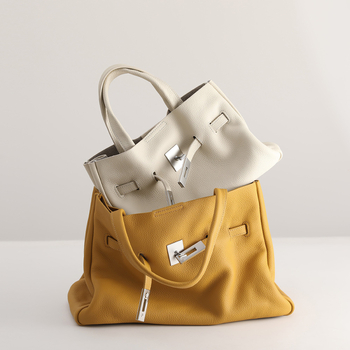 Дамска чанта от първокласна телешка кожа, вертикална квадратна форма, магнитна катарама, вътрешни джобове: цип, джоб за телефон и ID, мека дръжка