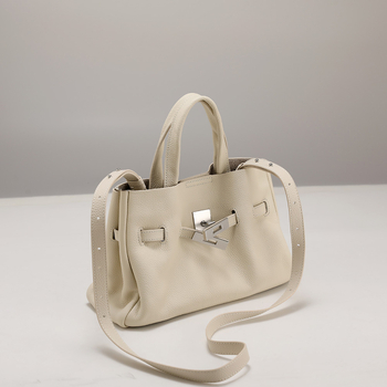 Дамска чанта от първокласна телешка кожа, вертикална квадратна форма, магнитна катарама, вътрешни джобове: цип, джоб за телефон и ID, мека дръжка