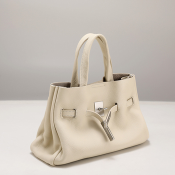 Дамска чанта от първокласна телешка кожа, вертикална квадратна форма, магнитна катарама, вътрешни джобове: цип, джоб за телефон и ID, мека дръжка