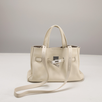 Дамска чанта от първокласна телешка кожа, вертикална квадратна форма, магнитна катарама, вътрешни джобове: цип, джоб за телефон и ID, мека дръжка