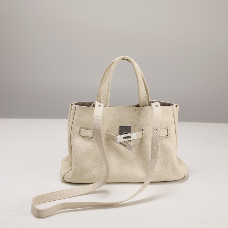 Дамска чанта от първокласна телешка кожа, вертикална квадратна форма, магнитна катарама, вътрешни джобове: цип, джоб за телефон и ID, мека дръжка