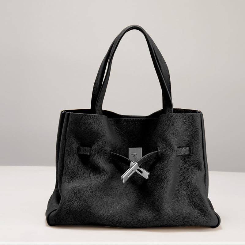 Дамска чанта от първокласна телешка кожа, вертикална квадратна форма, магнитна катарама, вътрешни джобове: цип, джоб за телефон и ID, мека дръжка