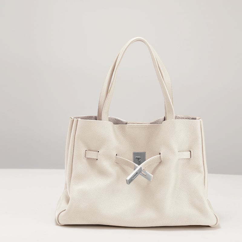 Дамска чанта от първокласна телешка кожа, вертикална квадратна форма, магнитна катарама, вътрешни джобове: цип, джоб за телефон и ID, мека дръжка