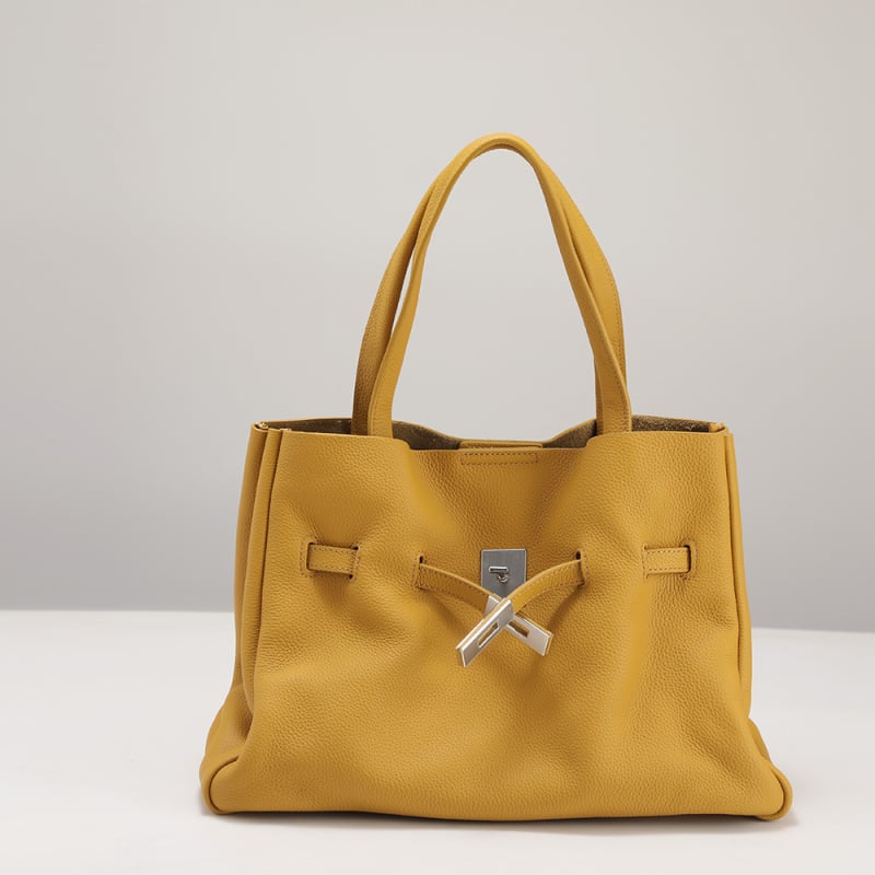 Дамска чанта от първокласна телешка кожа, вертикална квадратна форма, магнитна катарама, вътрешни джобове: цип, джоб за телефон и ID, мека дръжка