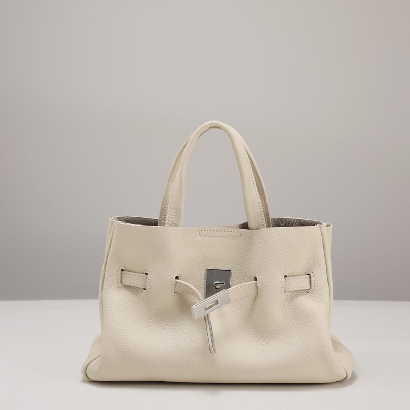 Дамска чанта от първокласна телешка кожа, вертикална квадратна форма, магнитна катарама, вътрешни джобове: цип, джоб за телефон и ID, мека дръжка