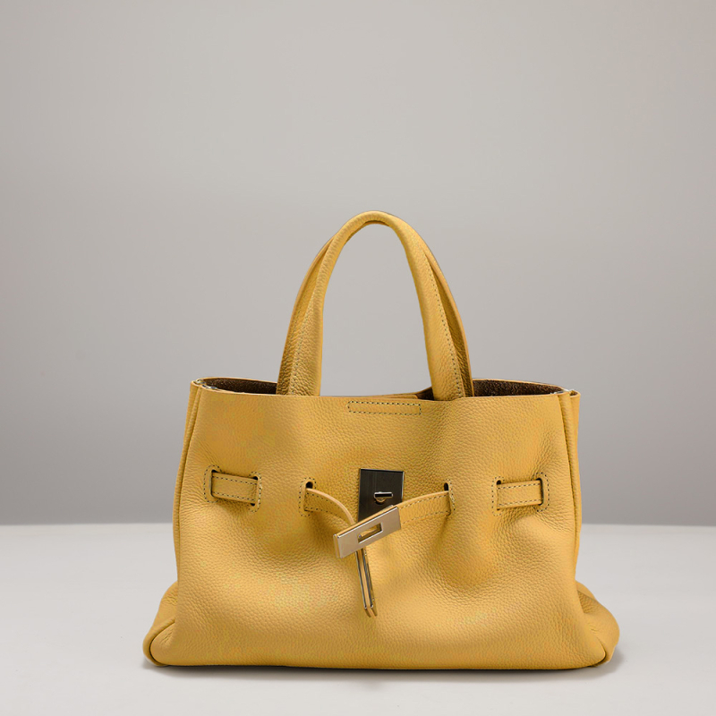 Дамска чанта от първокласна телешка кожа, вертикална квадратна форма, магнитна катарама, вътрешни джобове: цип, джоб за телефон и ID, мека дръжка