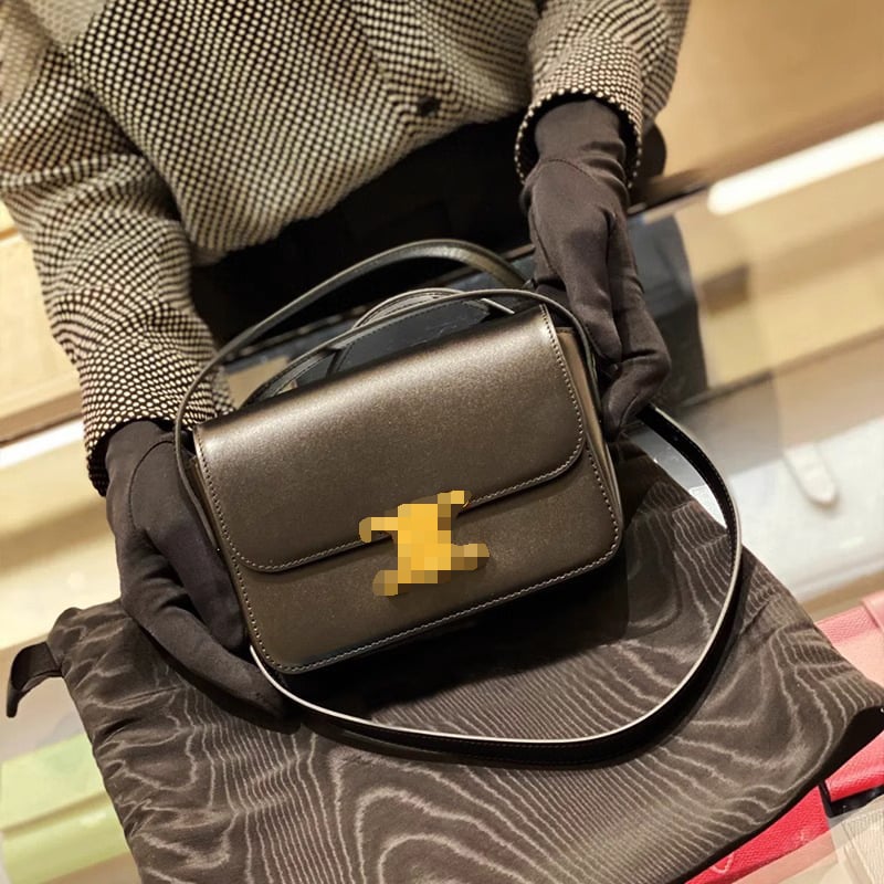 Ženska torbica od prave kože s poklopcem, vodoravni kvadratni oblik, jednodijelni remen, PU podstava, džepovi za telefon i dokumente, brend Uryi rlian, proljeće 2025