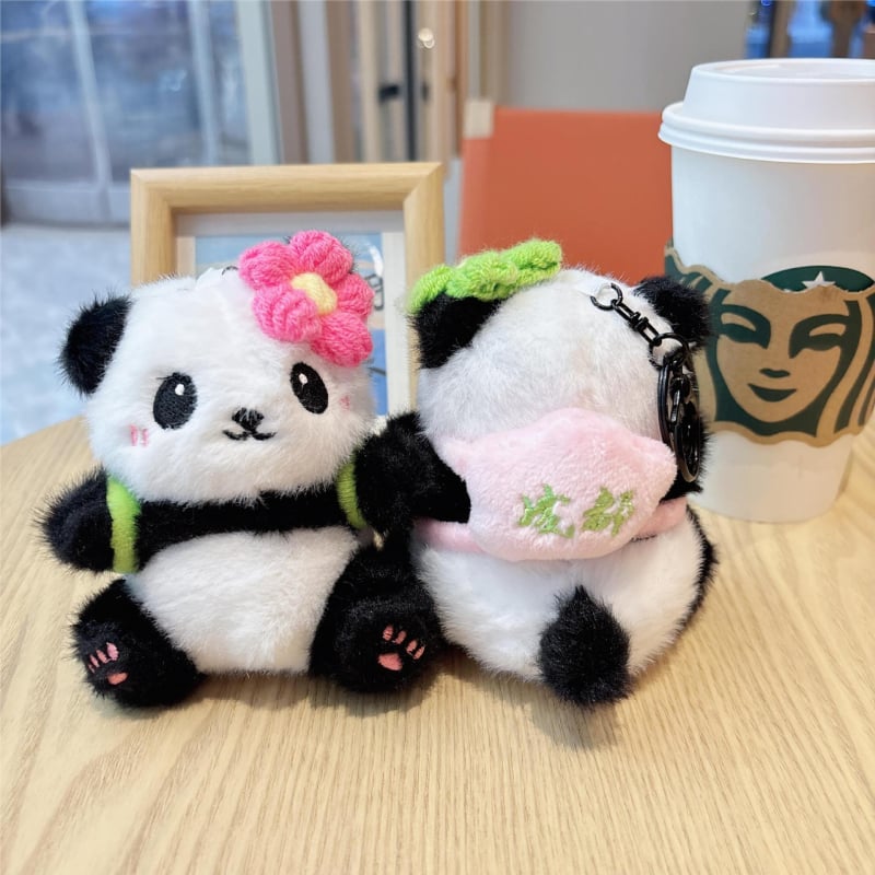 Panda plyšový kľúčenka – roztomilý doplnok na batoh, značka Aile, plyšový materiál, číslo výrobku Plush Backpack Panda