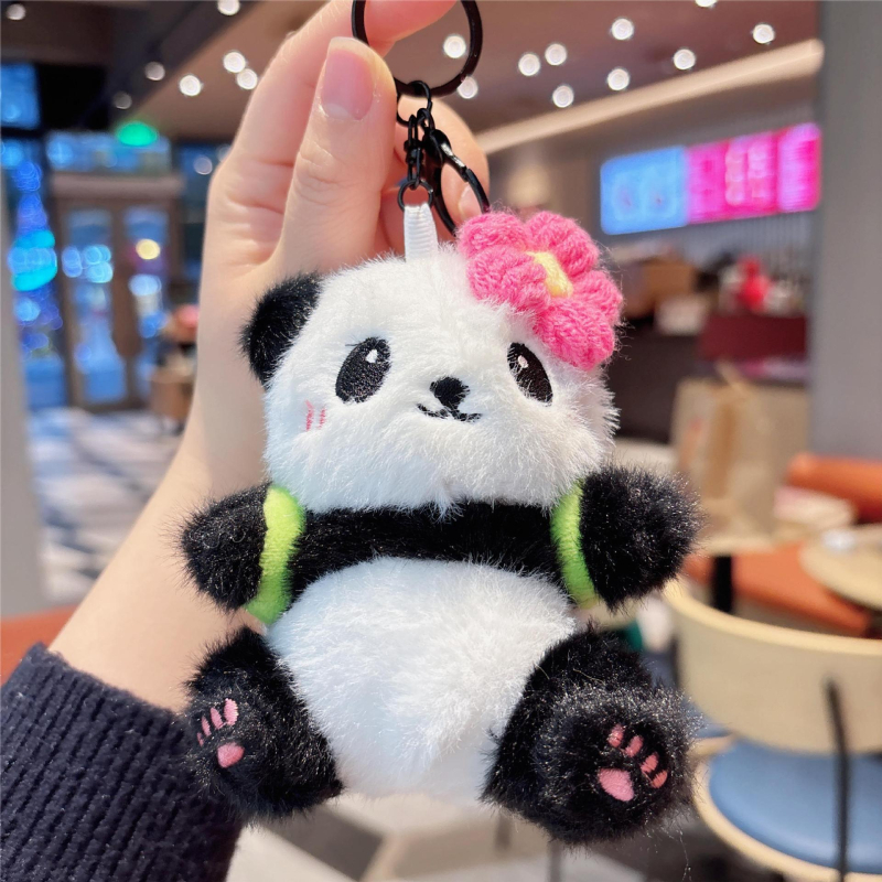 Panda plyšový kľúčenka – roztomilý doplnok na batoh, značka Aile, plyšový materiál, číslo výrobku Plush Backpack Panda
