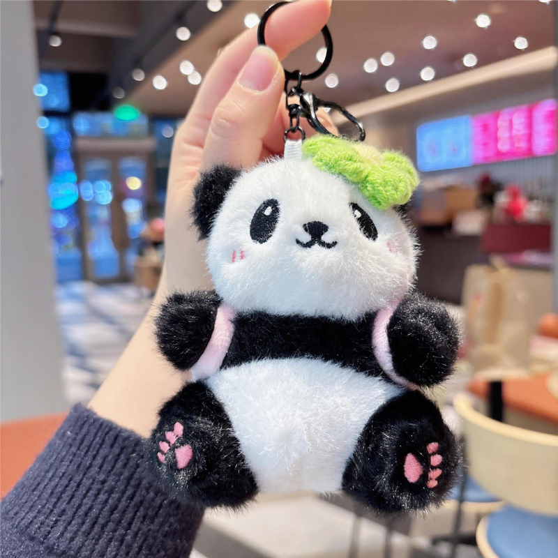 Panda plyšový kľúčenka – roztomilý doplnok na batoh, značka Aile, plyšový materiál, číslo výrobku Plush Backpack Panda