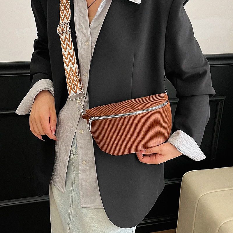 Geantă crossbody, stil stradal din nylon, fermoar, buzunar intern pentru telefon, construcție moale, Iarnă 2025