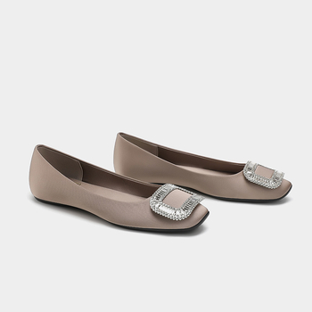 Γυναικείες επίπεδες παπούτσια με τετράγωνη μύτη, σατέν επάνω μέρος και επένδυση, καουτσούκ σόλα, χαμηλό τακούνι