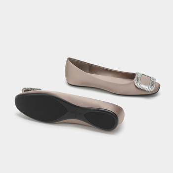 Γυναικείες επίπεδες παπούτσια με τετράγωνη μύτη, σατέν επάνω μέρος και επένδυση, καουτσούκ σόλα, χαμηλό τακούνι