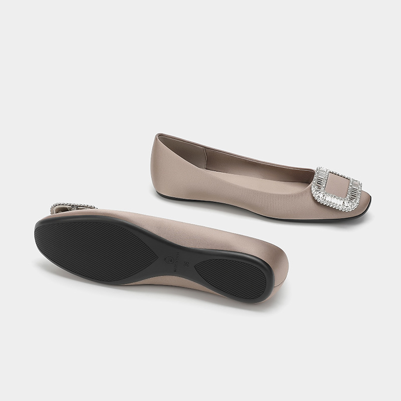 Γυναικείες επίπεδες παπούτσια με τετράγωνη μύτη, σατέν επάνω μέρος και επένδυση, καουτσούκ σόλα, χαμηλό τακούνι