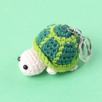 Ručne vyrobený prívesok na kľúče s tvarom korytnačky z vlnenej priadze, pletený štýl, kreslený dizajn