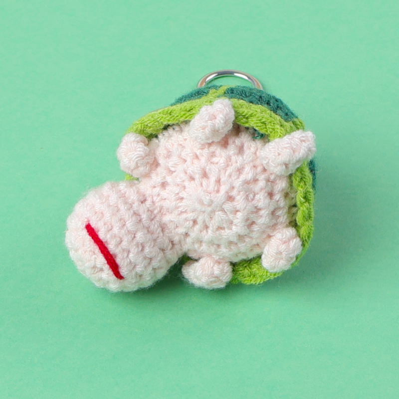 Ručne vyrobený prívesok na kľúče s tvarom korytnačky z vlnenej priadze, pletený štýl, kreslený dizajn