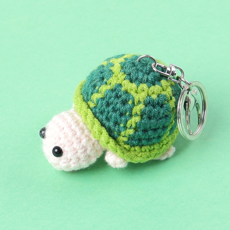 Ručne vyrobený prívesok na kľúče s tvarom korytnačky z vlnenej priadze, pletený štýl, kreslený dizajn