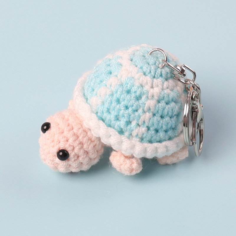 Ručne vyrobený prívesok na kľúče s tvarom korytnačky z vlnenej priadze, pletený štýl, kreslený dizajn