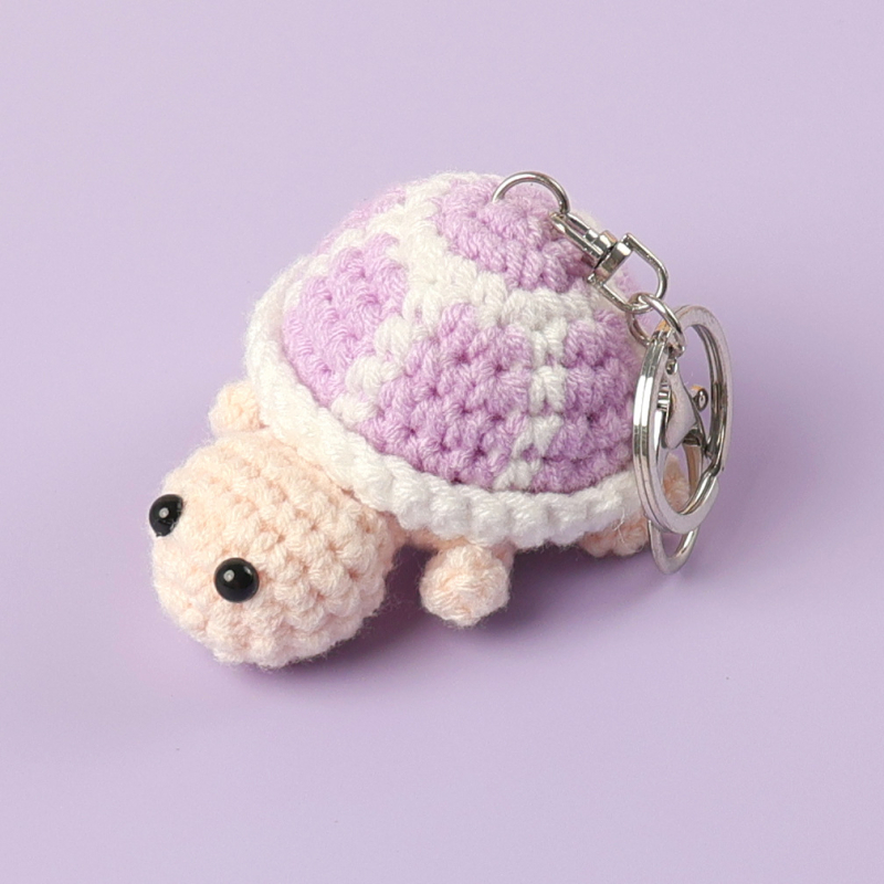 Ručne vyrobený prívesok na kľúče s tvarom korytnačky z vlnenej priadze, pletený štýl, kreslený dizajn