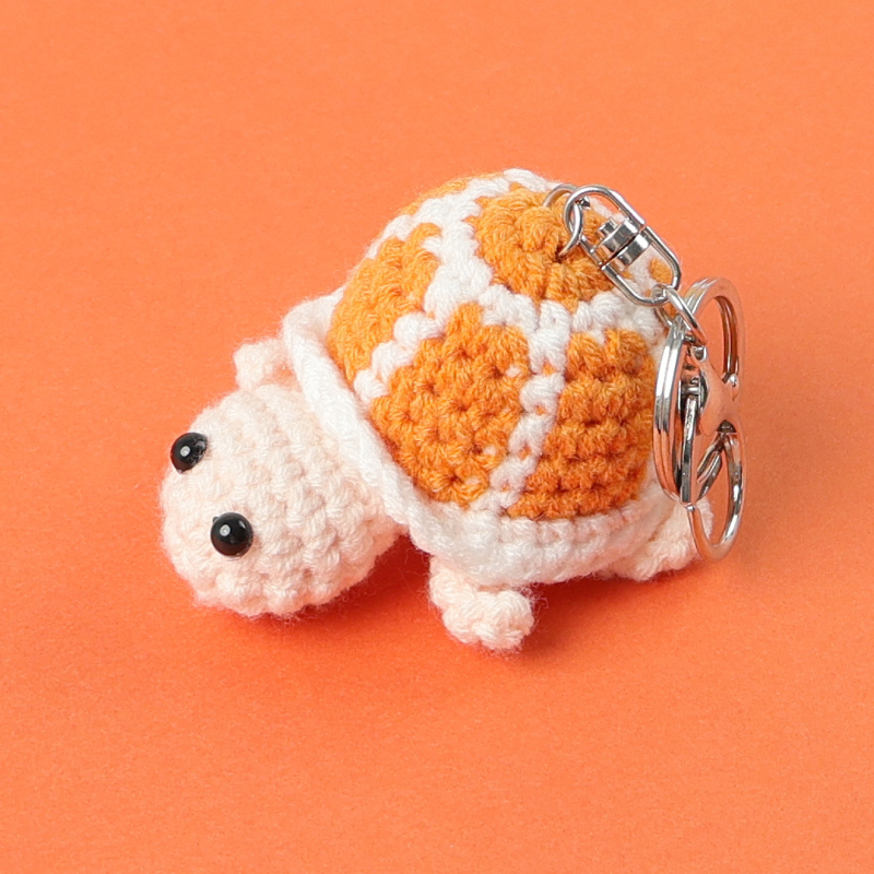Ručne vyrobený prívesok na kľúče s tvarom korytnačky z vlnenej priadze, pletený štýl, kreslený dizajn