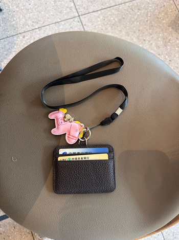 Moterų kaklo kortelių laikiklis iš tikros odos – apsauga nuo vagysčių, gatvės stilius, Depurny, 2025 m. pavasaris